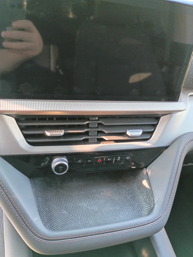 Ford Explorer Active RWD - View 3