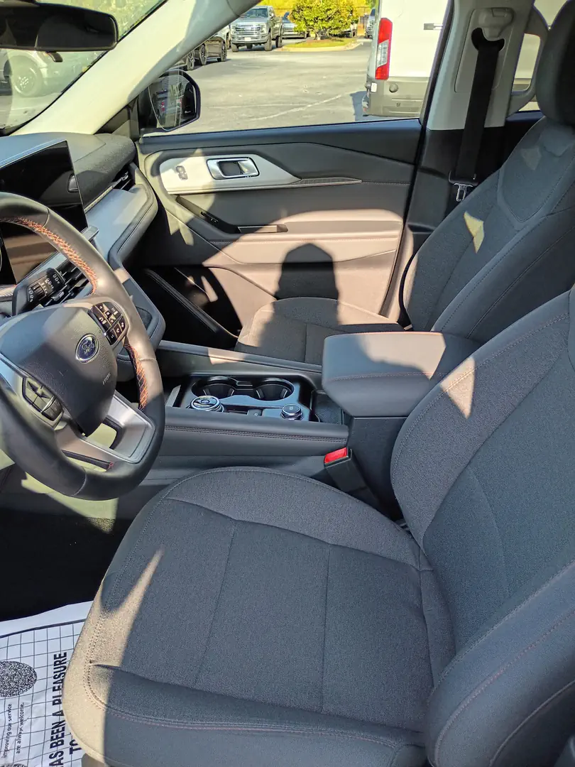 Ford Explorer Active RWD - View 5