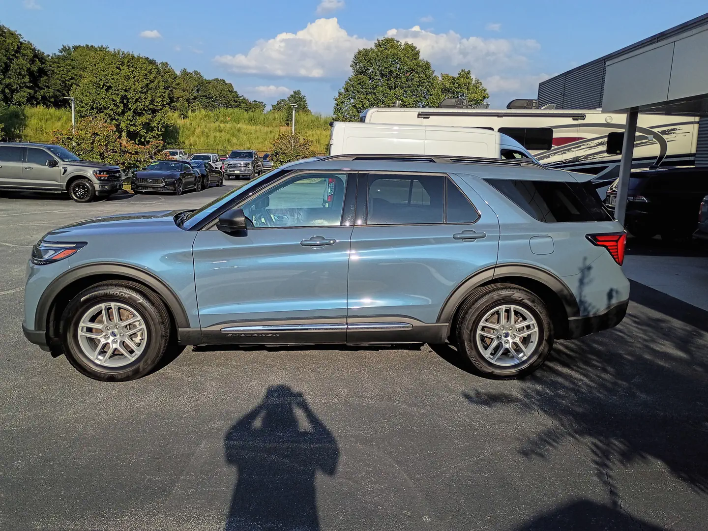 Ford Explorer Active RWD - Primary view